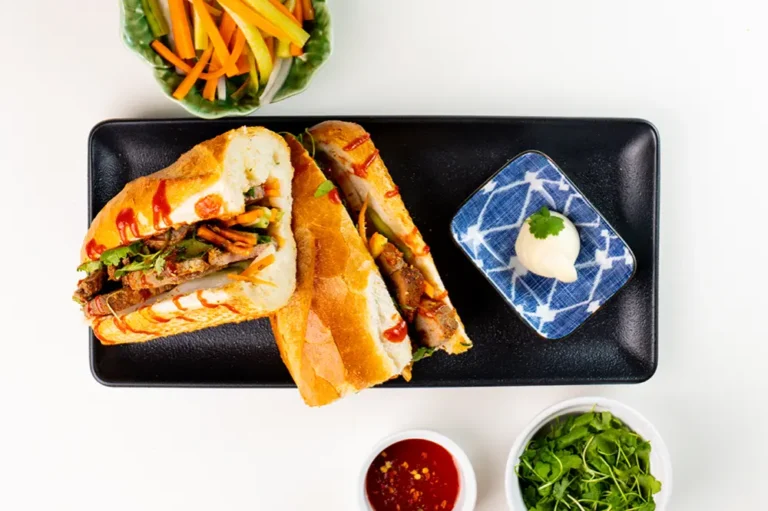 Banh Mi med svenskt vildsvinskött och picklade grönsaker. Foto: Henrik Lewander